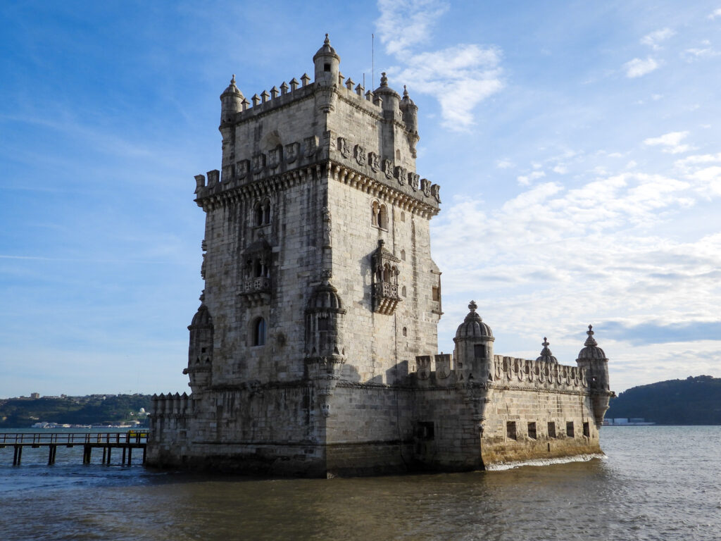 Monumento histórico da Torre de Belém no Rio Tejo, atração imperdível no guia de onde ficar em lisboa.