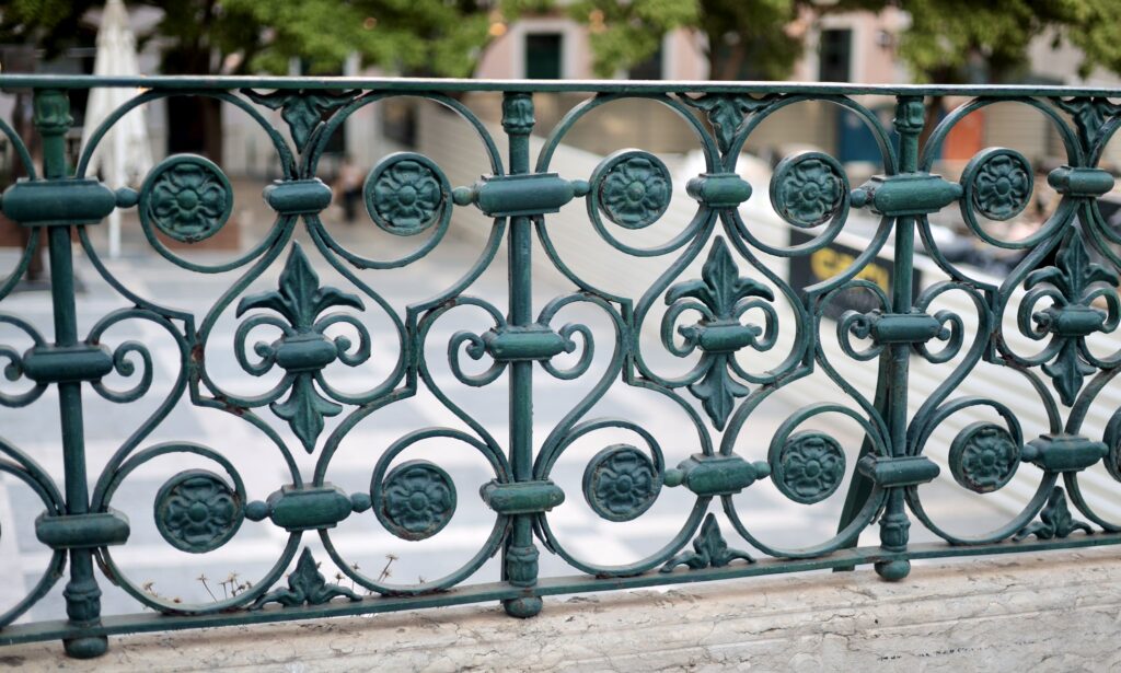 Grade de ferro fundido verde ornamental, detalhe clássico da arquitetura presente nas ruas de onde ficar em lisboa.