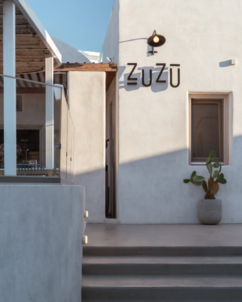 Fachada do Zuzu, um dos melhores restaurantes de Santorini
