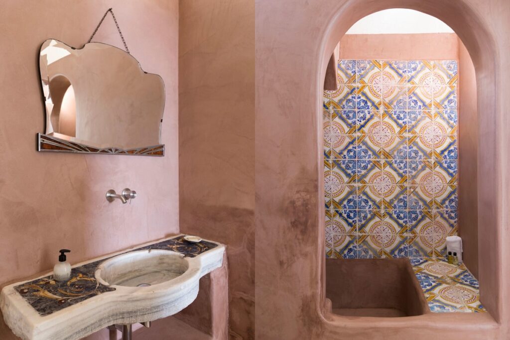 Banheiro de tadelakt rosa do Hotel Signum, exemplo de sofisticação em hotéis boutique na sicilia.