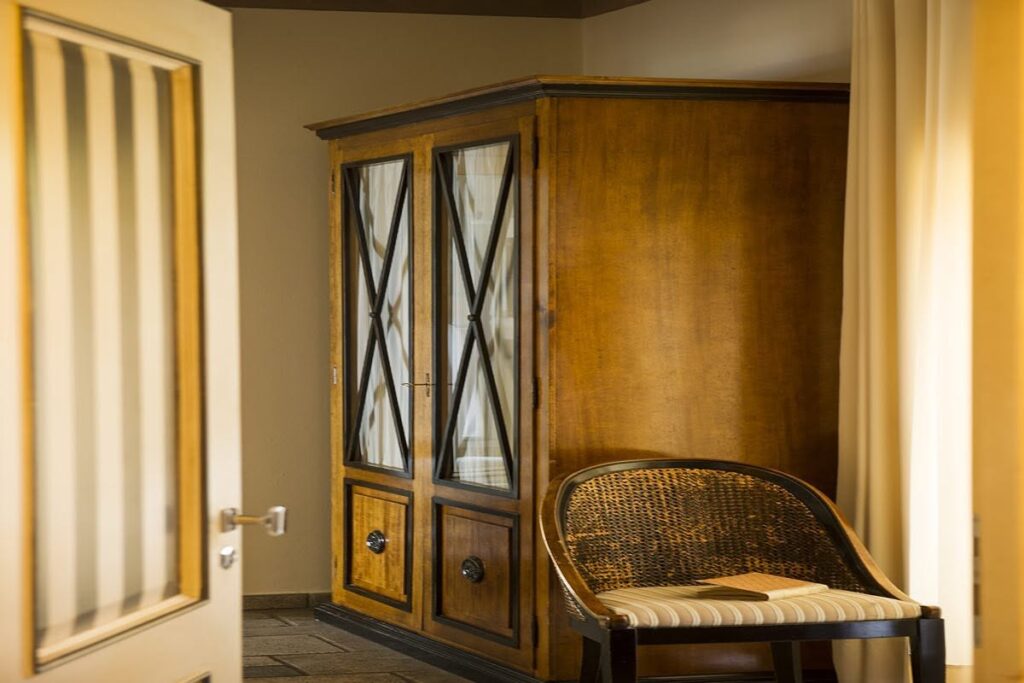 Canto de leitura acolhedor na Villa Carlotta, marcando o charme dos hotéis boutique na sicilia com móveis rústicos.