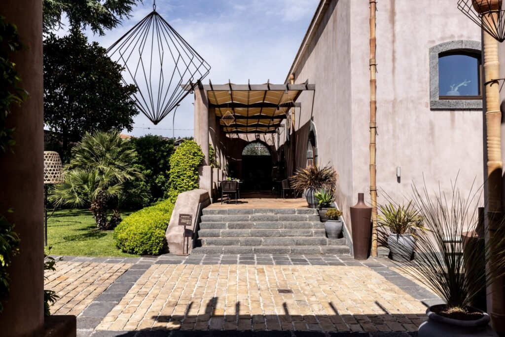 Entrada do Relais San Giuliano, exemplo de preservação e design no segmento de hotéis boutique na sicilia.