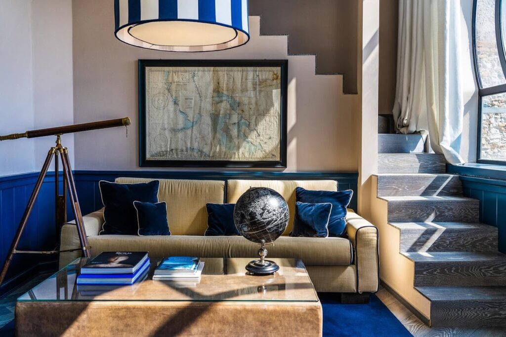 Suíte na Torre da Villa Carlotta, joia arquitetônica entre os hotéis boutique na sicilia, com telescópio e sala duplex.