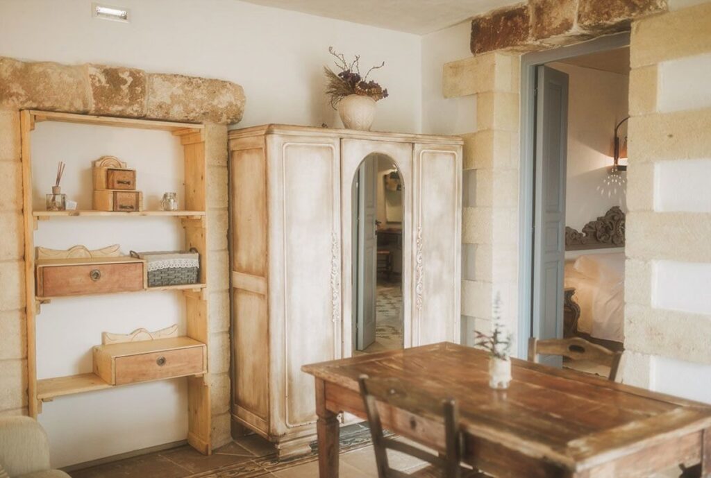Área de estar do Quarto Superior na Masseria Montenapoleone com armário restaurado e nichos.