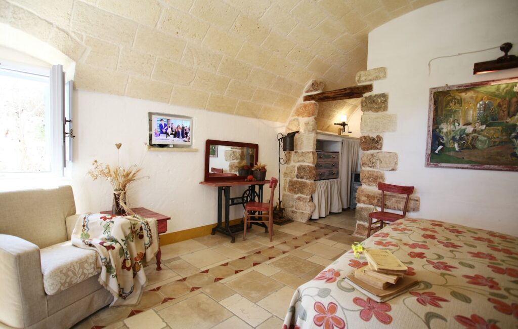 Penteadeira de máquina de costura antiga em quarto de casal na Masseria Montenapoleone.
