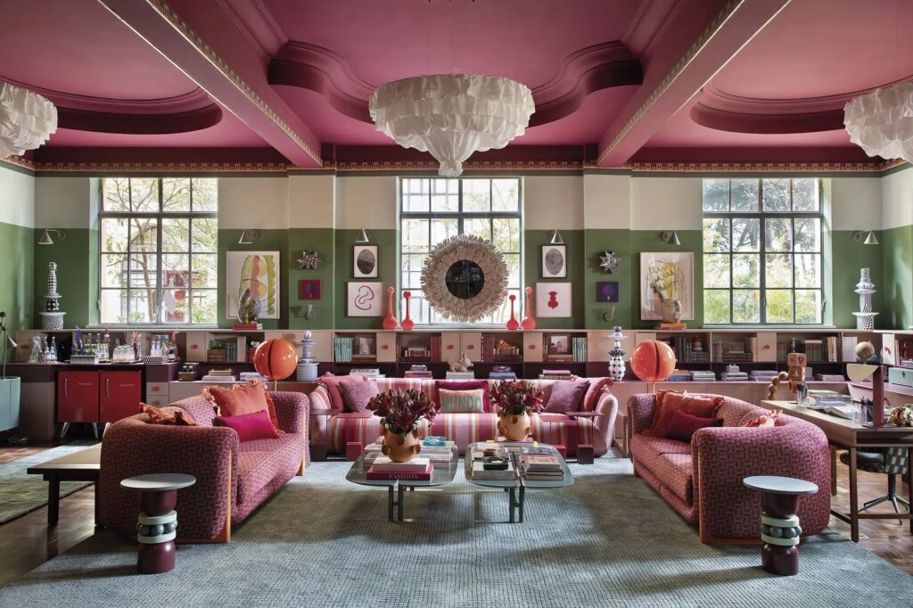 Casa Brastemp na Casacor São Paulo 2026 com teto magenta, sofás estampados terracota e paleta cromática arrojada entre verde-oliva e rosa.