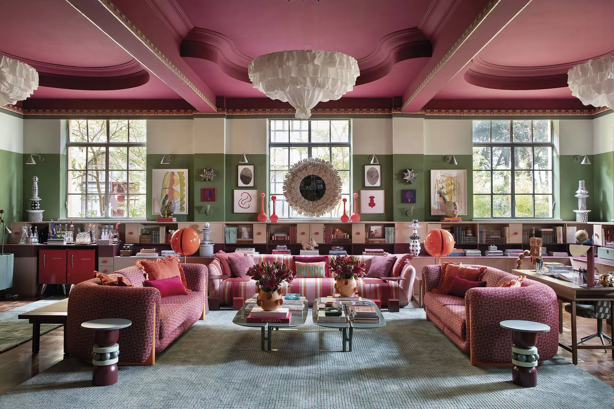 Casa Brastemp na Casacor São Paulo 2026 com teto magenta, sofás estampados terracota e paleta cromática arrojada entre verde-oliva e rosa.