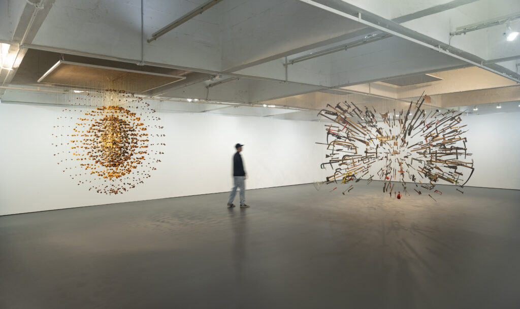 Esculturas suspensas de tijolos e ferramentas de Damián Ortega no MASP, parte das exposições em São Paulo que discutem materialidade e design.