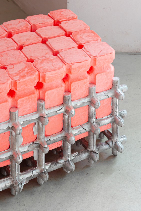 Banco De Matrijs de Matthijs Koerts em exposição no espaço Commines no Paris Design Week 2026, destacando estrutura metálica e blocos na cor coral.