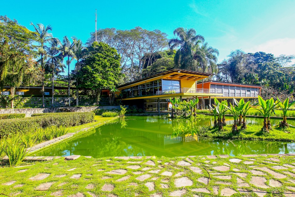 Fachada modernista da Residência Olivo Gomes integrada ao jardim de Burle Marx, uma das exposições em São Paulo e região mais inspiradoras.