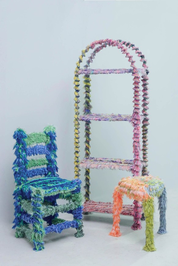 Mobiliário com franjas têxteis coloridas por Maori Kimura Studio, apresentado no Commines no Paris Design Week 2026 com estética lúdica e tátil.