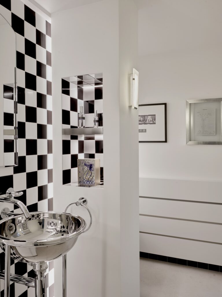 Banheiro com padrão xadrez preto e branco e cuba inox do Studio Putman na Paris Design Week 2026.