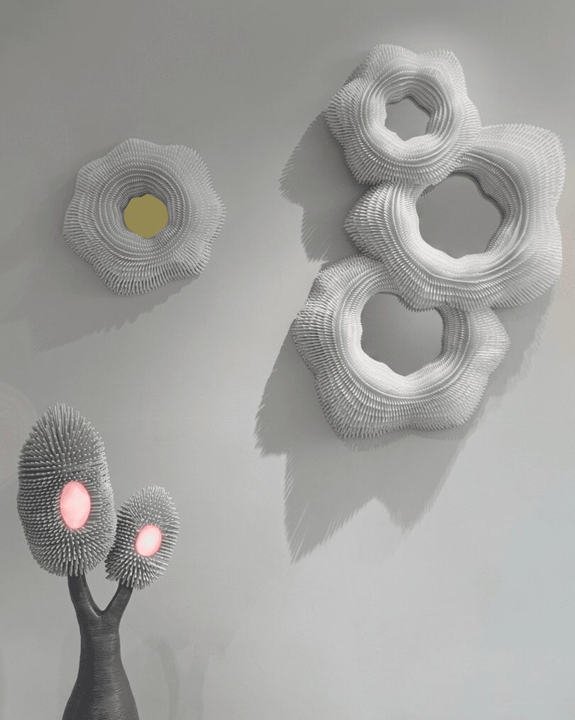 Esculturas biomórficas e iluminação conceitual da Galerie BSL na rue de beux arts na Paris Design Week 2026.