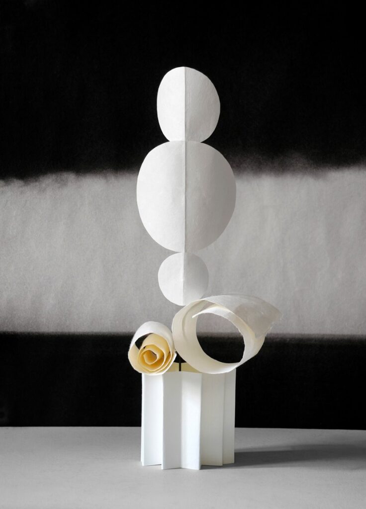 Escultura minimalista em papel Hanji exposta no Hotel de La Marine no Design Week 2026 por Changki Chung.
