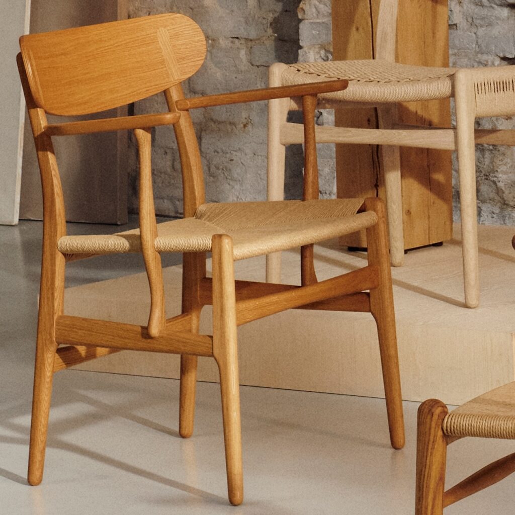 Tradicional cadeira Hans J. Wegner, Carl Hansen & Søn em madeira e corda trançada na Paris Design Week 2026.