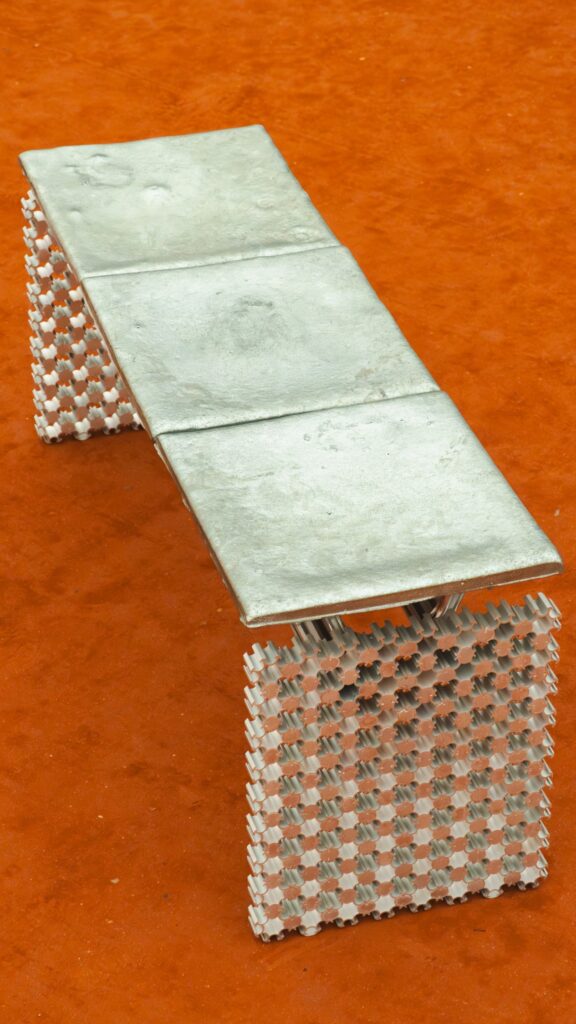 Banco de Hyacinthe Trottin exposto na Rue de Turenne e circuito le marais, destaque do Paris Design Week 2026.