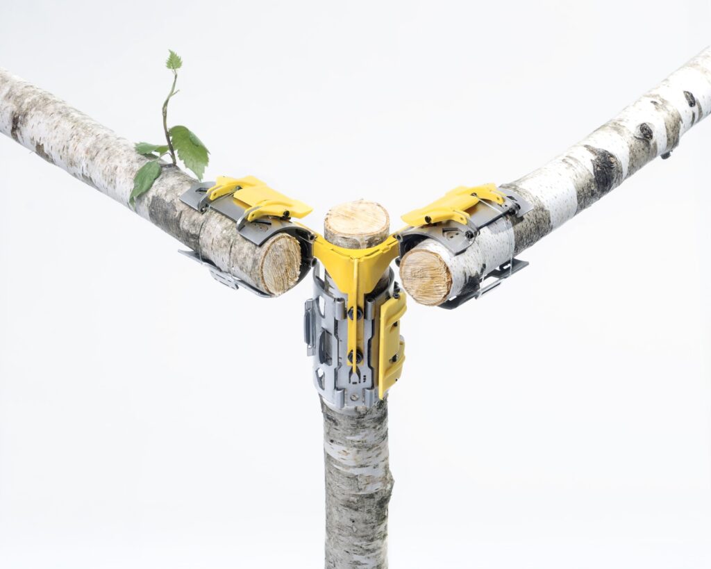 Sistema Wood joint da Omnibite unindo troncos de madeira com acoplamentos amarelos, visto no Commines no Paris Design Week 2026.