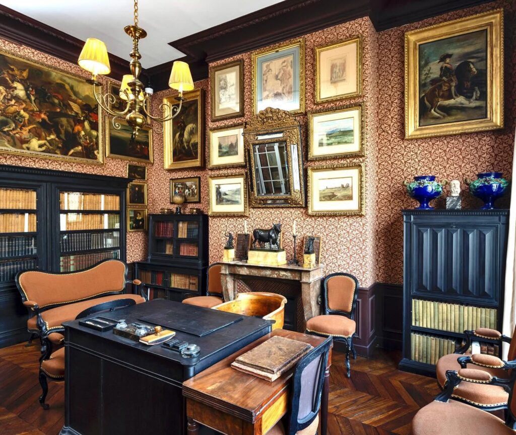 Gabinete de Gustave Moreau, espaço histórico preservado em museus pequenos em paris.