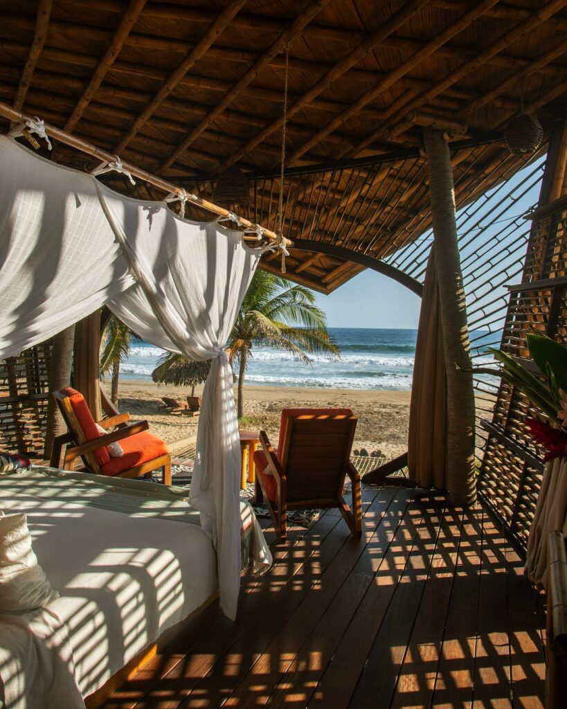 Suíte em bambu no Hotel Playa Viva com vista para o mar, unindo design biofílico e arquitetura vernacular.