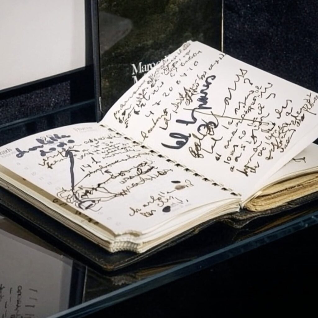 Manuscrito original de Serge Gainsbourg na Maison Gainsbourg, entre os museus pequenos em paris.