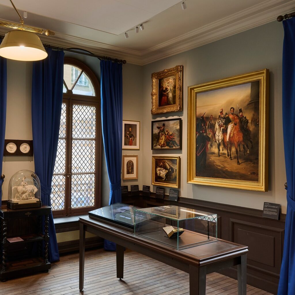 Salão de exposição no Musée de la Vie Romantique, um dos museus pequenos em paris.