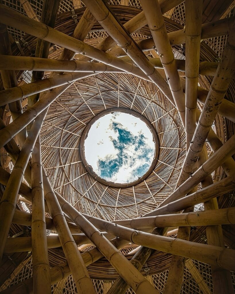 Vista zenital da cúpula espiral em bambu na Casa de Pensamiento, obra-prima da arquitetura vernacular.