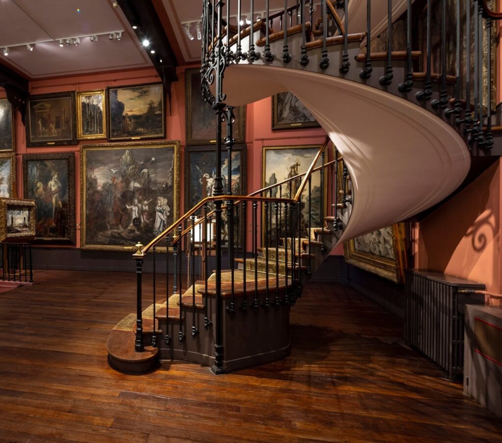 Escadaria em caracol no Museu Gustave Moreau, um dos museus pequenos em paris.
