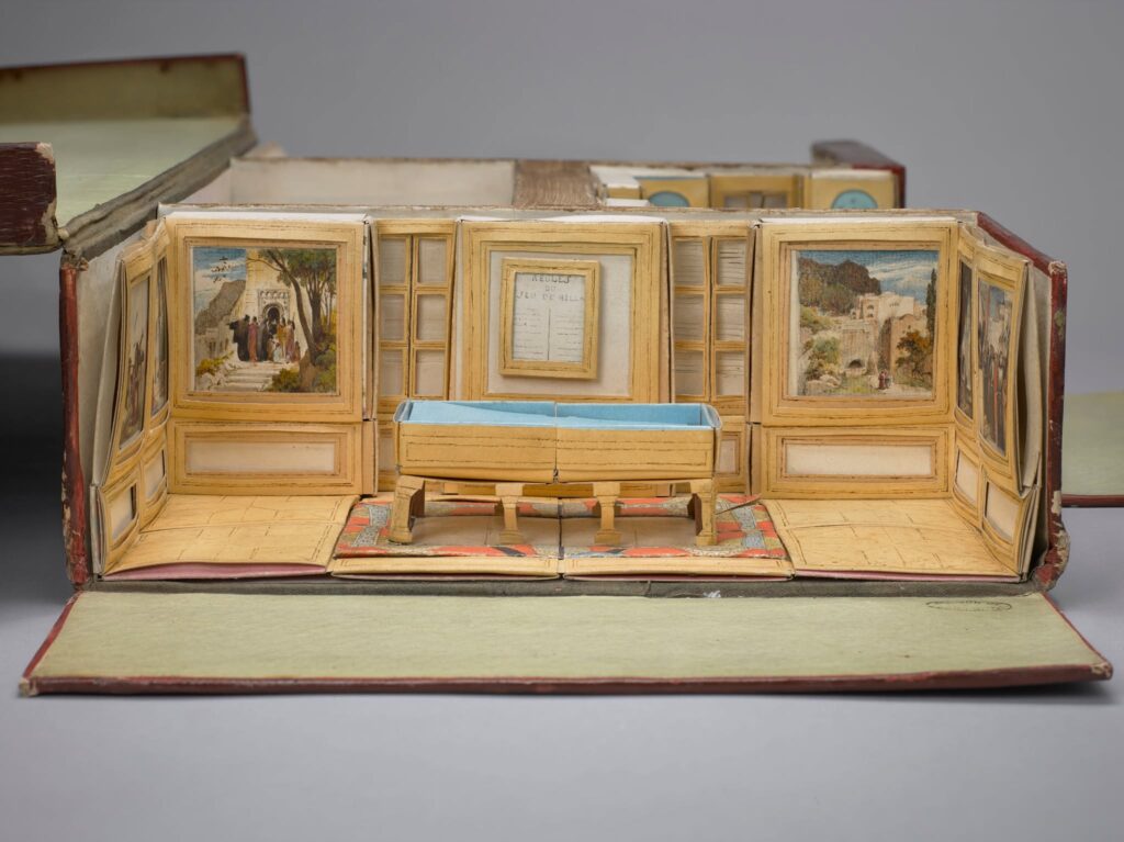 Casa de bonecas em miniatura na Maison de Victor Hugo, entre os museus pequenos em paris.