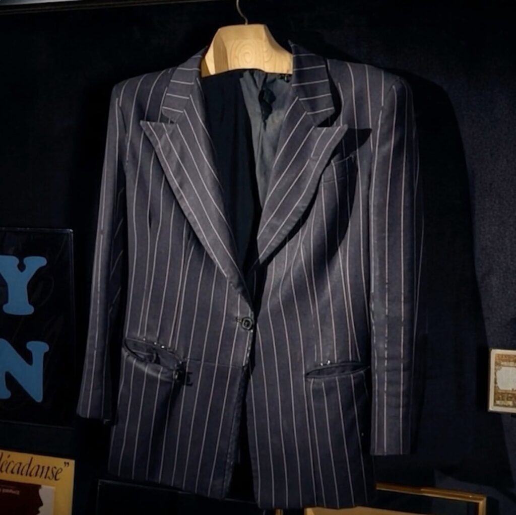 Blazer risca-de-giz em exposição na Maison Gainsbourg, destaque entre museus pequenos em paris.