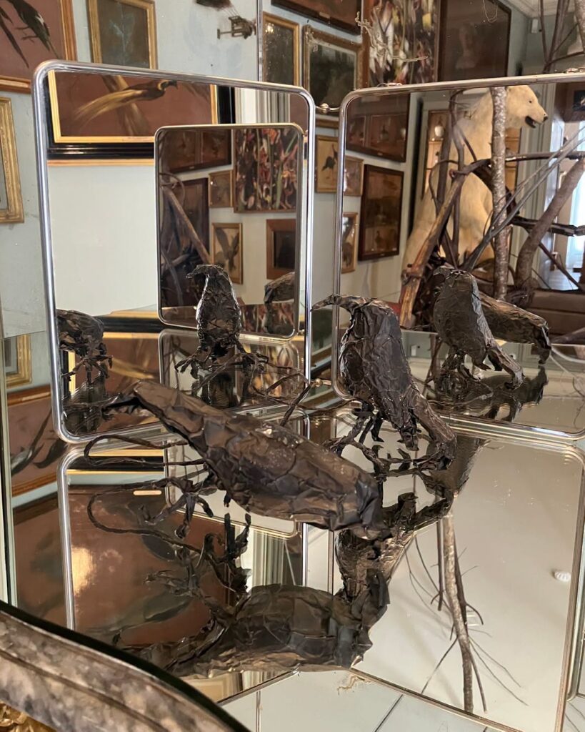 Esculturas de corvos e espelhos no Musée de la Chasse et de la Nature, entre museus pequenos em paris.