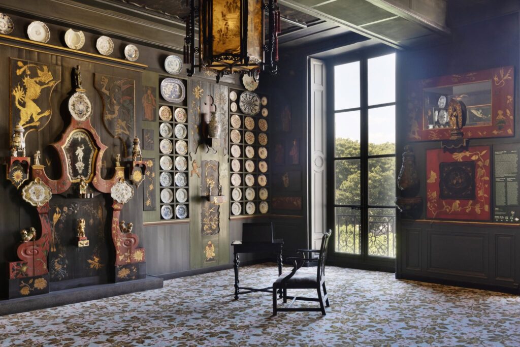 Salão Chinês com porcelanas na Maison de Victor Hugo, um dos museus pequenos em paris.
