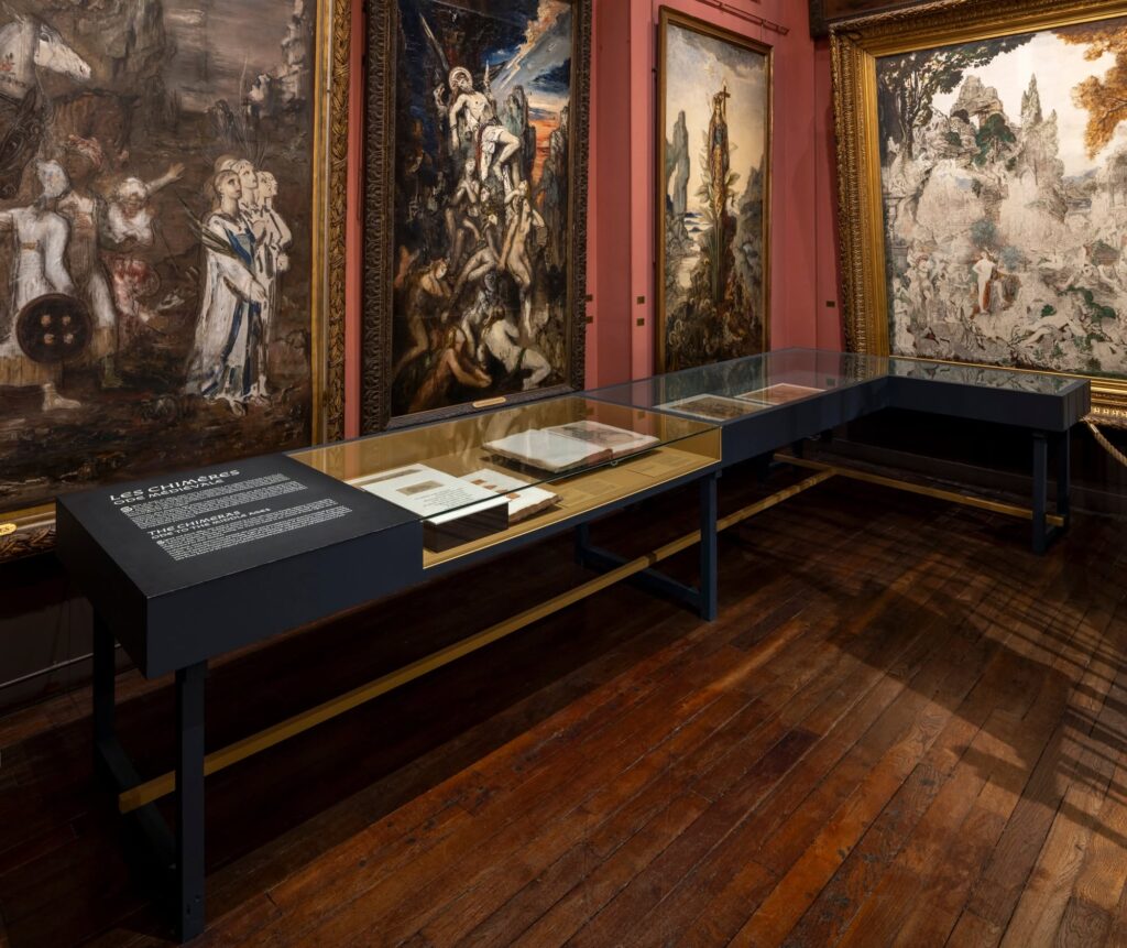 Vitrines expográficas e quadros no Museu Gustave Moreau, um dos museus pequenos em paris.