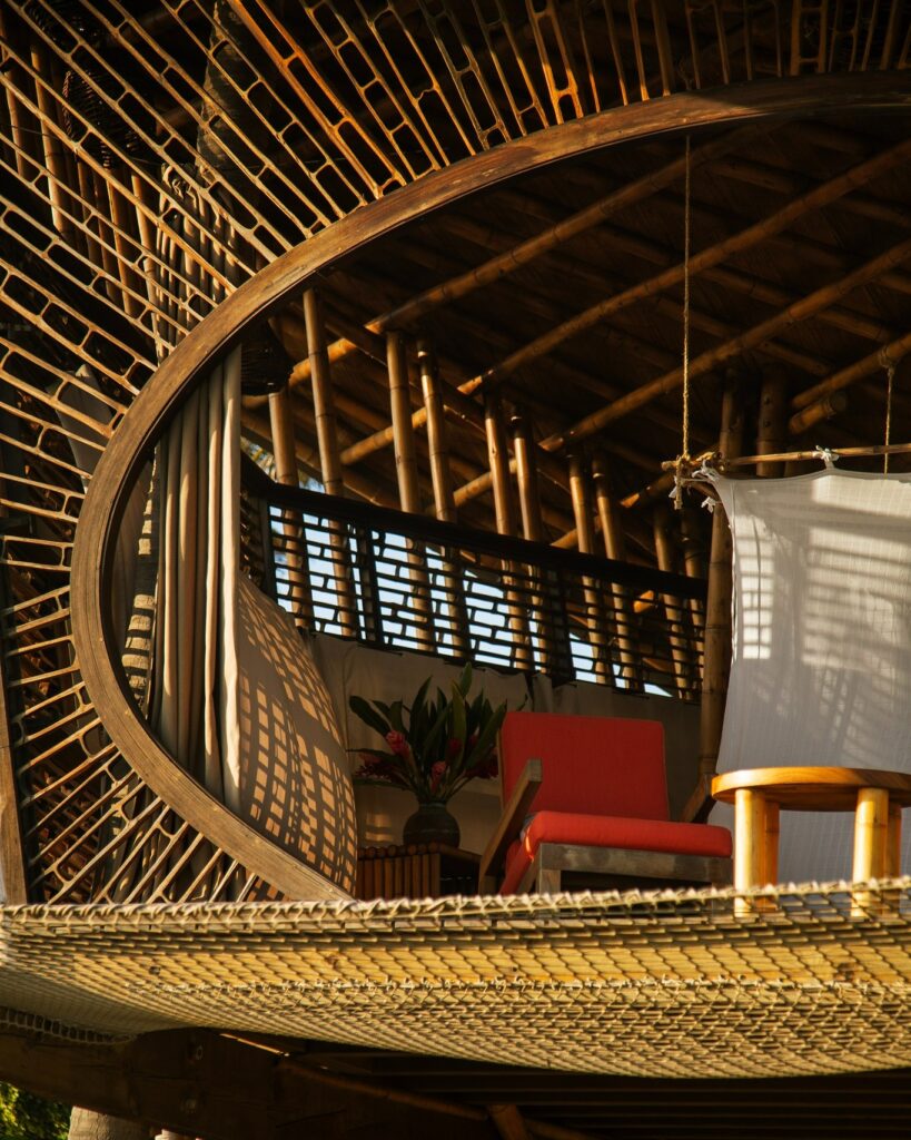 Detalhe do portal elíptico e deck em bambu no Hotel Playa Viva, destacando a arquitetura vernacular.