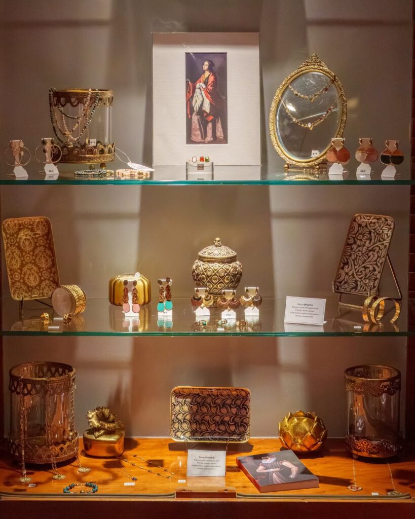 Vitrine de joias da boutique do Musée Jacquemart-André, entre os museus pequenos em paris.