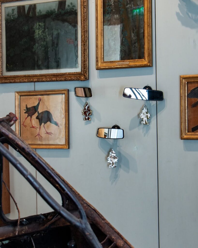 Instalação com espelhos retrovisores no Musée de la Chasse et de la Nature, museus pequenos em paris.