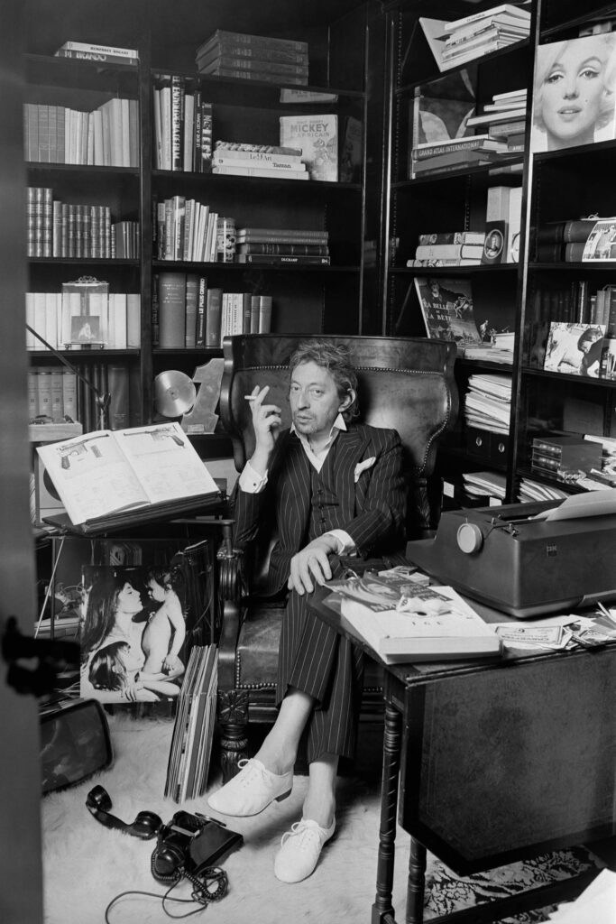 Serge Gainsbourg em seu escritório na Maison Gainsbourg, um dos museus pequenos em paris.
