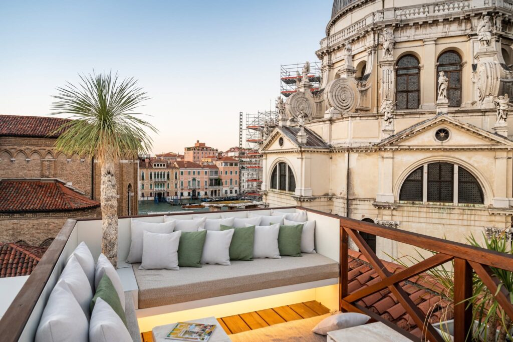 Terraço na cobertura com vista da Basílica da Salute no Ca Maria Adele, exclusivo nos hotéis de Veneza.