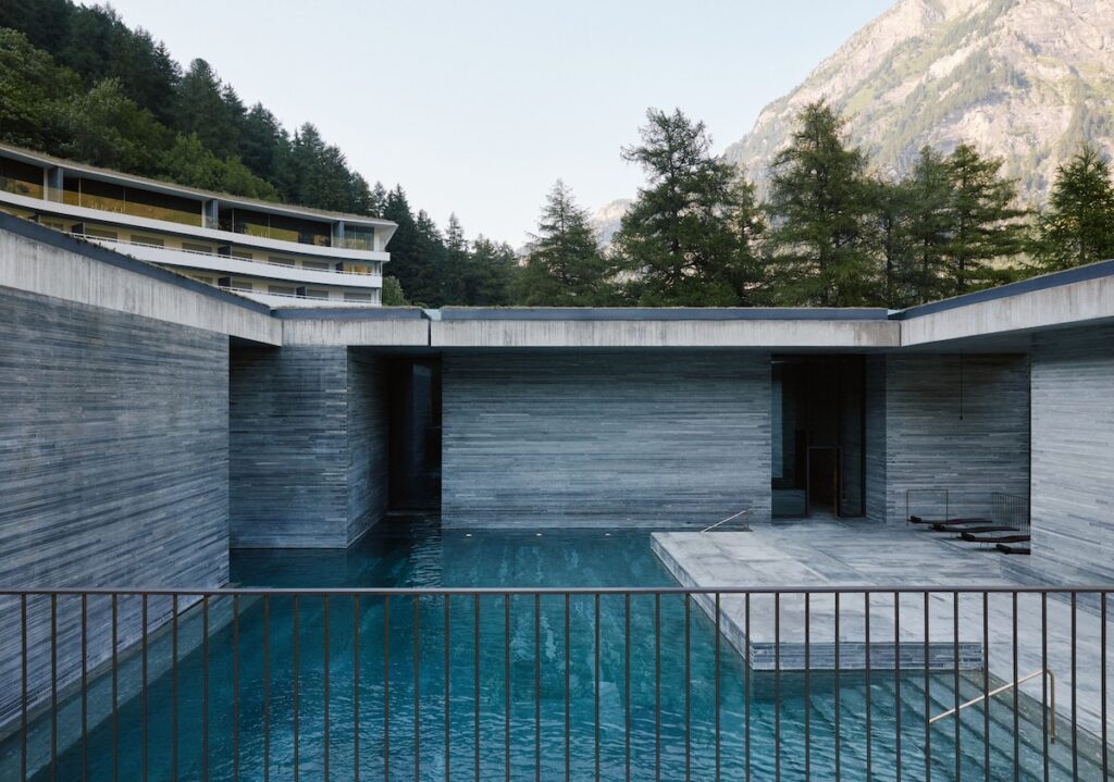 Piscina externa do 7132 Hotel em gnaisse de Vals, referência em arquitetura vernacular na europa integrada à paisagem alpina.