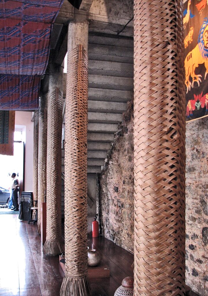 Colunas revestidas em palha trançada na Casa do Benim, projeto de restauro cultural de Lina Bo Bardi em Salvador.