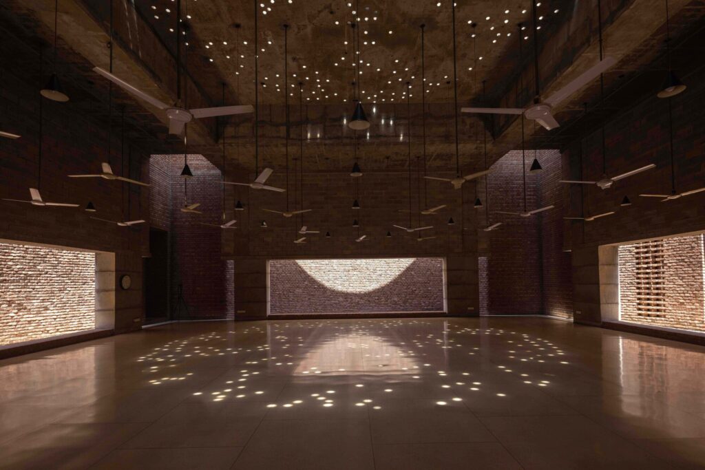 Salão de oração da Mesquita Bait Ur Rouf Jame com constelação de luz no teto e piso polido, arquitetura de Marina Tabassum.