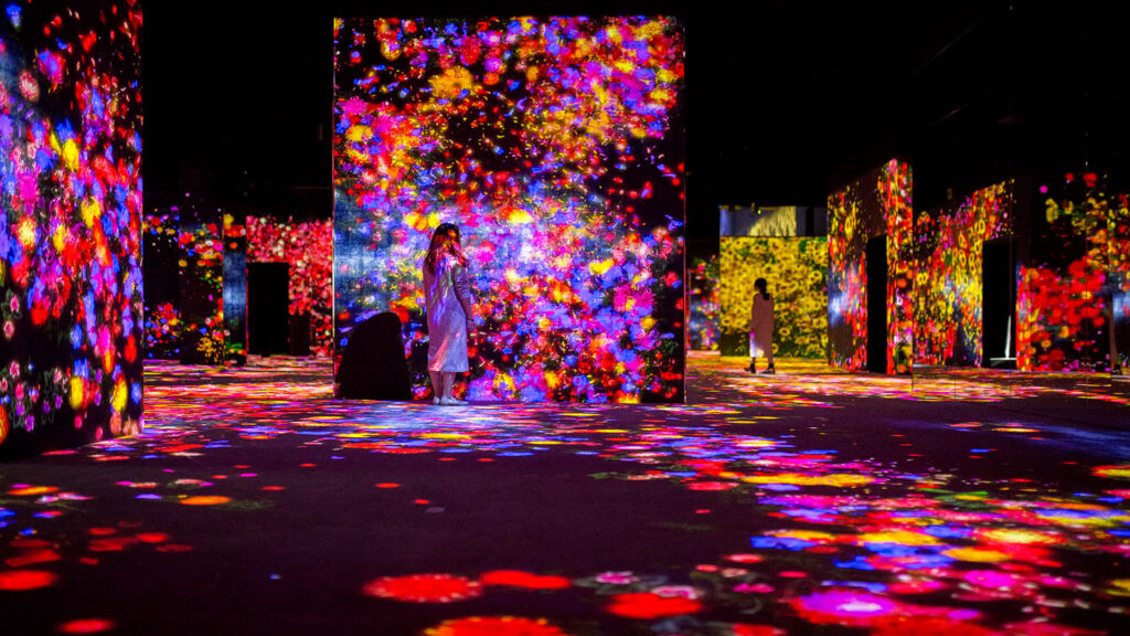 Projeções florais interativas no UBS Digital Art Museum, marco da inauguração de museus em 2026.