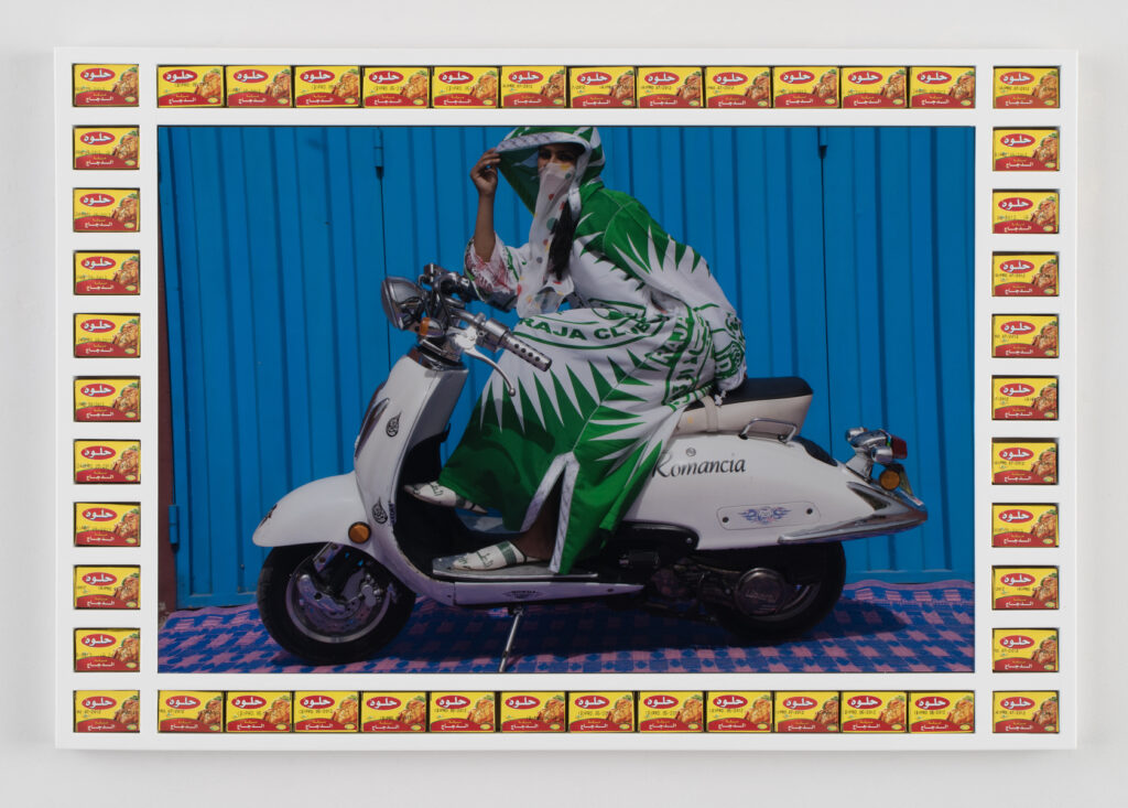 Fotografia Romancia de Hassan Hajjaj na exposição Dreams of This Future com mulher em scooter sobre fundo azul cobalto e moldura de latas.
