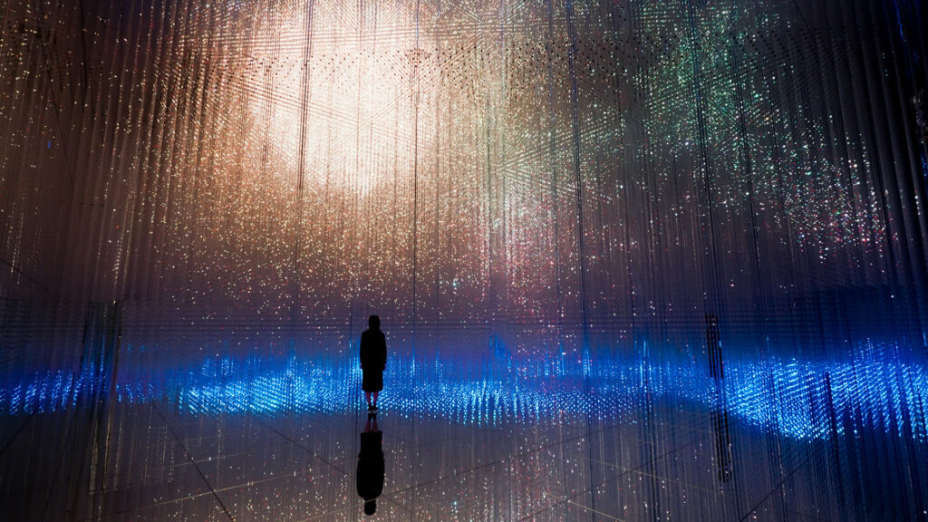Escultura de luz e espelhos no UBS Digital Art Museum para a inauguração de museus em 2026.