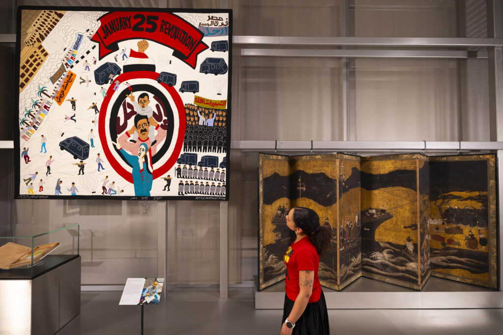 Tapeçaria e biombo folheado a ouro no V&A East Museum London na inauguração de museus em 2026.