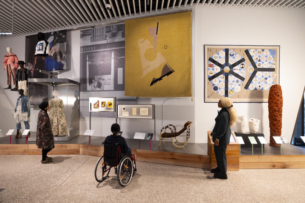 Galeria de design e moda no V&A East Museum London para a inauguração de museus em 2026.