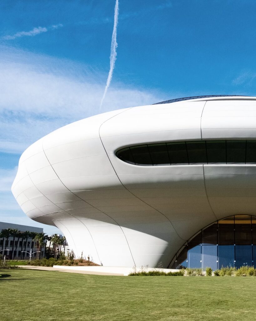 Fachada futurista em curvas orgânicas do Lucas Museum of Narrative Art em Los Angeles, projeto do MAD Architects.