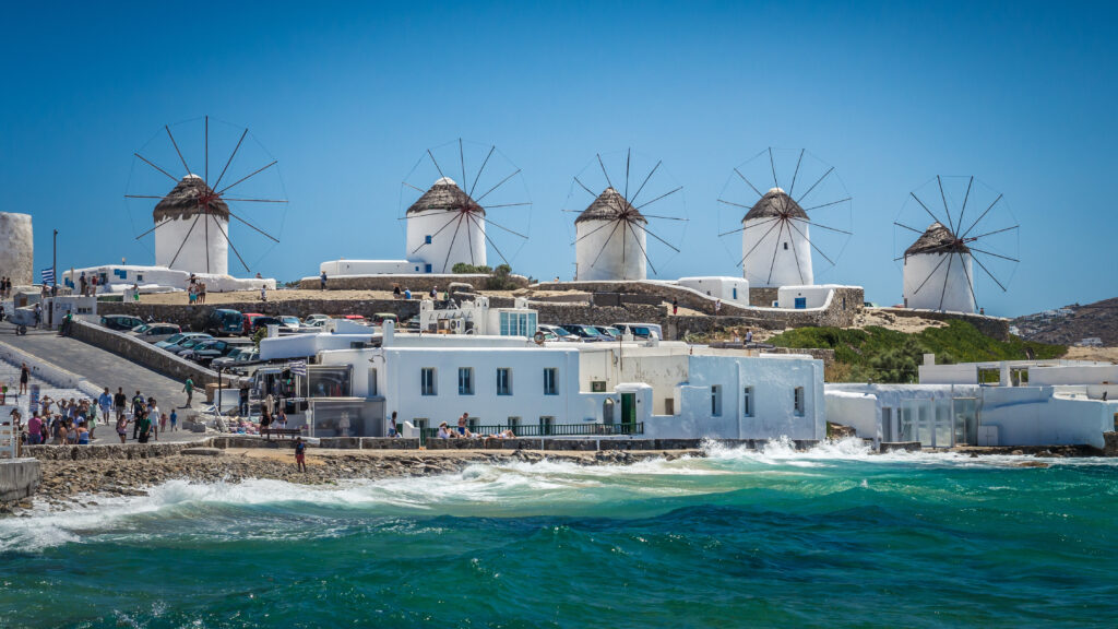 Moinhos de vento históricos e arquitetura vernacular em Mykonos sobre o mar Egeu, cenário clássico para quem busca onde ficar em Mykonos.