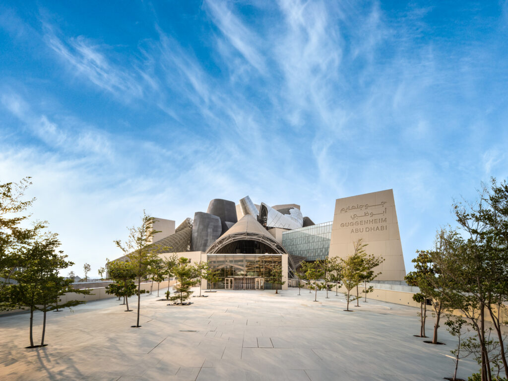 Praça de acesso e fachada monumental do Museu Guggenheim Abu Dhabi, projeto desconstrutivista de Frank Gehry.
