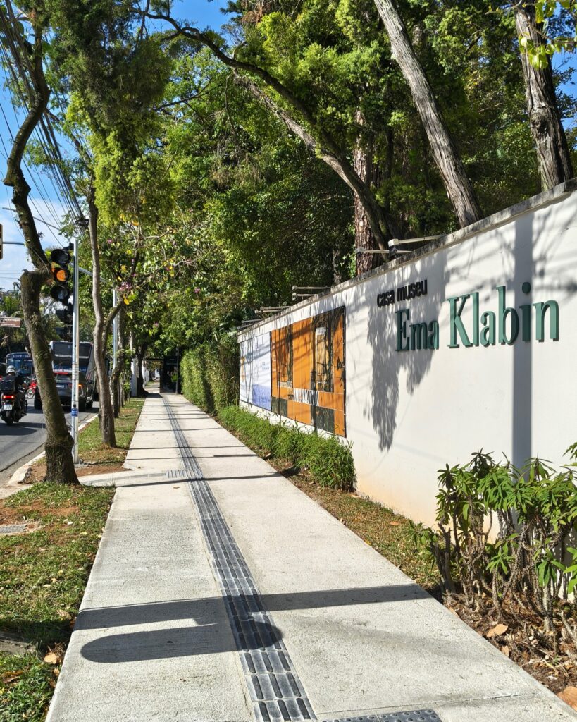 Fachada e muro da Casa Museu Ema Klabin com paisagismo para passeios de arquitetura em são paulo.