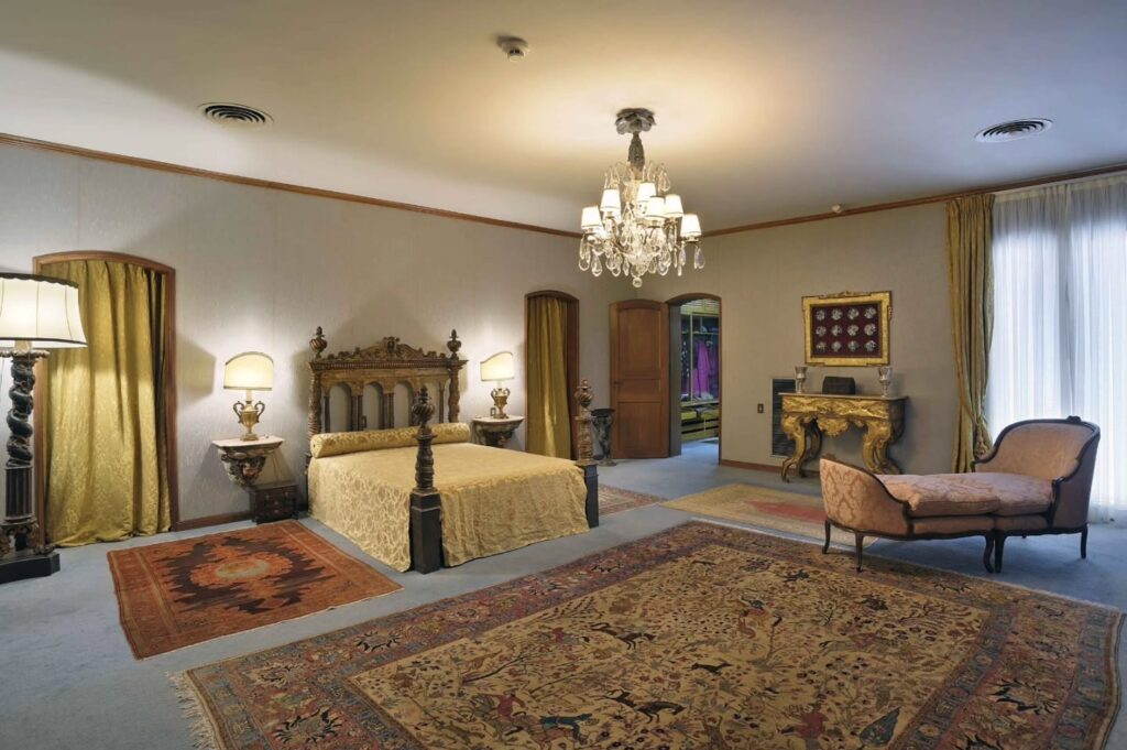 Quarto histórico com cama entalhada na Casa Museu Ema Klabin em passeios de arquitetura em são paulo.